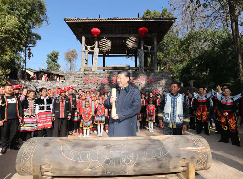 2020年1月19日下午，習近平總書記在云南省騰沖市清水鄉(xiāng)三家村中寨司莫拉佤族村廣場上，敲響三聲佤族木鼓，祝福來年風調雨順、國泰民安。