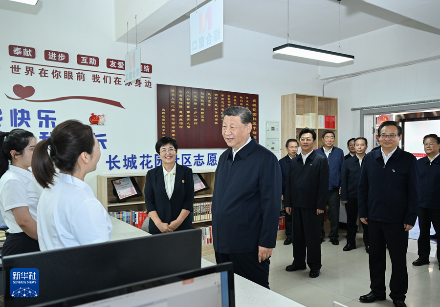 2024年6月19日下午，習近平在寧夏銀川市金鳳區(qū)長城花園社區(qū)黨群服務中心便民服務廳了解社區(qū)開展便民惠民服務等情況。新華社記者 謝環(huán)馳 攝