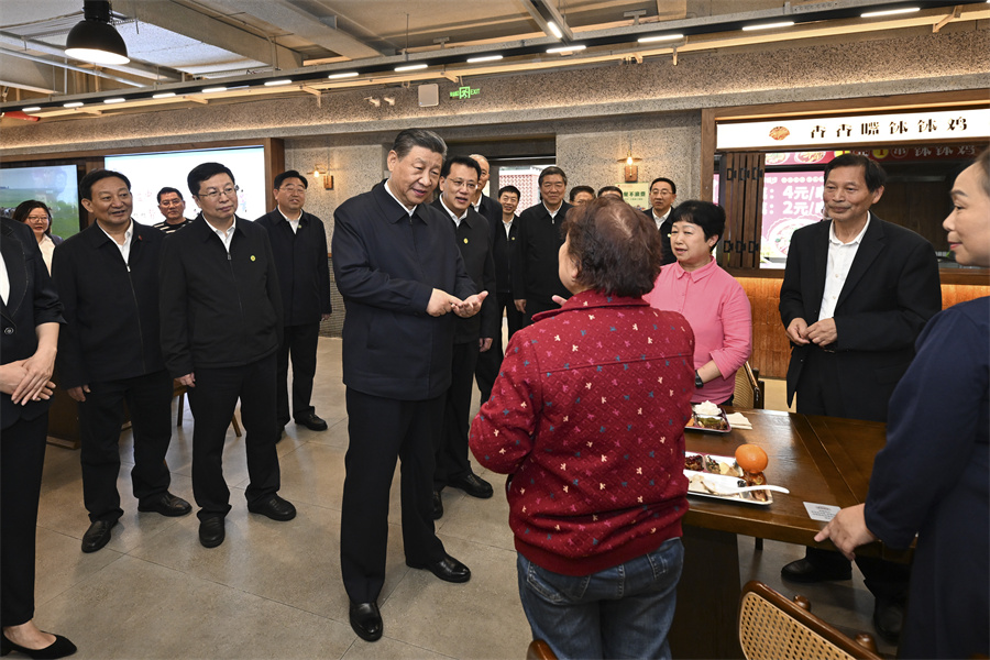 2024年4月22日下午，習近平在九龍坡區(qū)謝家灣街道民主村社區(qū)考察時，同正在社區(qū)食堂就餐的群眾親切交流。新華社記者 謝環(huán)馳 攝